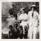 Couperus, mevrouw Westerenk en inlandse kinderen bij het Tobasmeer te Sumatra (1921).