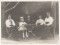 Emants te midden van zijn familie, met links echtgenote Jenny Kühn en dochtertje Eva (circa 1911).