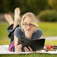 Afbeelding van een vrouw die een e-book leest