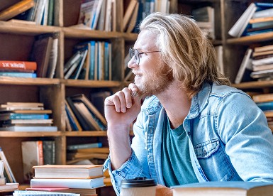 man met boeken