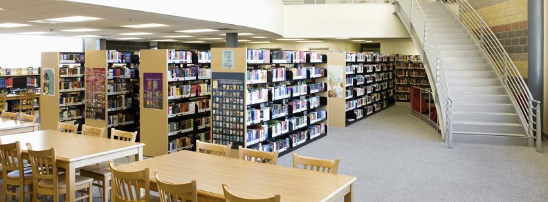 boekenkasten en leestafels in een bibliotheek