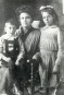 Carry van Bruggen met haar kinderen Kees en Mop (circa 1913).