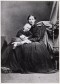 De echtgenote van Busken Huet, Anne Dorothée van der Tholl, met hun zoon Gideon (circa 1862).