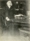 Beets zittend aan zijn werktafel (1902).