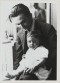 Van Ostaijen met Hellen, het dochtertje van beeldhouwer Oscar Jespers en zijn vrouw Mia (30 juli 1923).