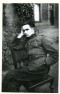 Van Ostaijen in Issum in Duitsland, waar hij als dienstplichtig militair sinds december 1921 gelegerd is. Hij verricht daar bureauwerk, naar eigen zeggen als 'vertaler-klerk-telefonist-buroreiniger' (1921).