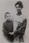 Simon Vestdijk met zijn moeder Anne Vestdijk-Mulder (circa 1903).