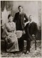 Simon Vestdijk met zijn ouders in 1915, het jaar dat Vestdijk zijn eerste gedichten schrijft.