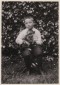 Simon Vestdijk als jongen met poes Mimi in de tuin van het huis aan Lanen 82a (de 'Spekmarkt') in Harlingen (1903).