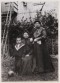 Simon Vestdijk met zijn moeder en grootmoeder in de tuin van het huis aan Lanen 82a (de 'Spekmarkt') in Harlingen (1903).