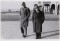 Vestdijk (links) met de schrijver E. du Perron wandelend in Scheveningen, 1933. In januari 1934 wordt Vestdijk redactielid van het mede door Du Perron opgerichte literaire tijdschrift 'Forum'.