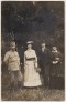 Vestdijk met zijn ouders en (rechts) tante Riek in 1917. In juli van dat jaar behaalt Vestdijk zijn HBS-diploma en schrijft zich, in september, in als student medicijnen aan de Universiteit van Amsterdam. In oktober verhuist Vestdijk van zijn geboortestad Harlingen naar Amsterdam.